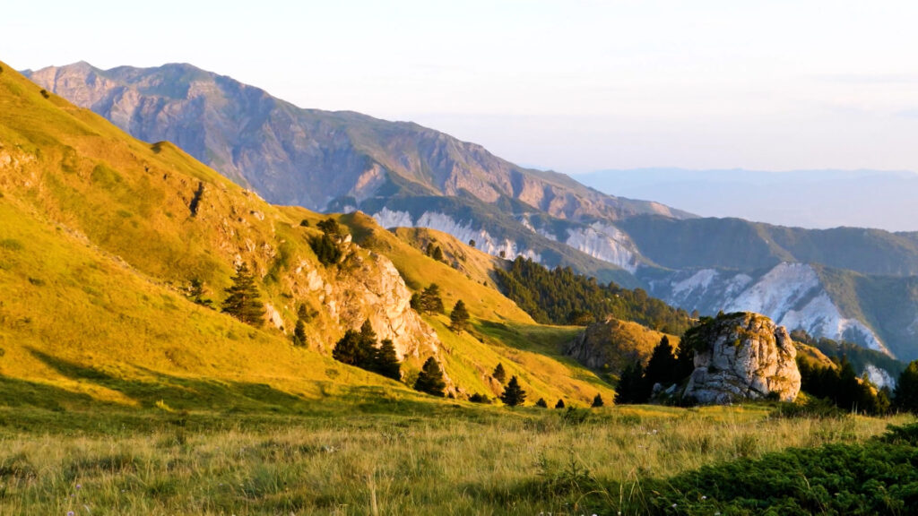 Turistët e aventurës “pushtojnë” majën e Korabit