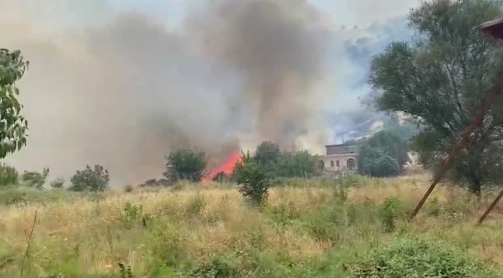 Situatë alarmante nga zjarret në Dropull. Flakët djegin disa shtëpi, mbi 460 zjarrfikës në terren