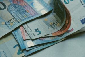 Euro sërish në pragun e 100 lekëve