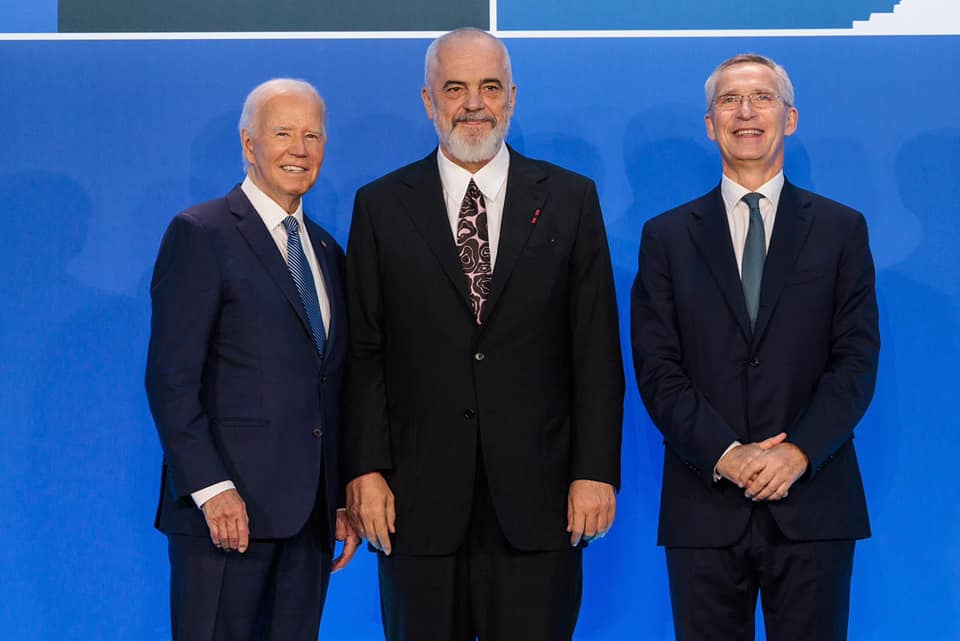 Rama krah Biden e Stoltenberg, foto nga Samiti i NATO-s në Uashington