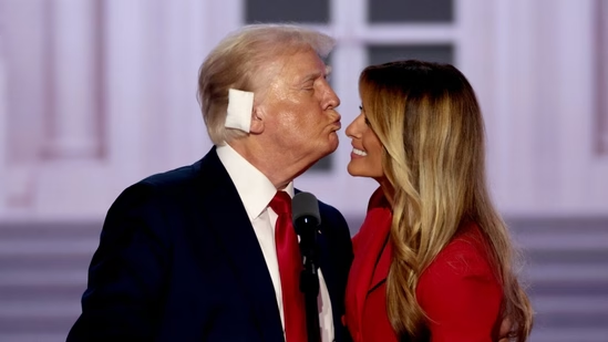 Trump tejet romantik me Melanie, puthje e përqafime në daljen e fundit