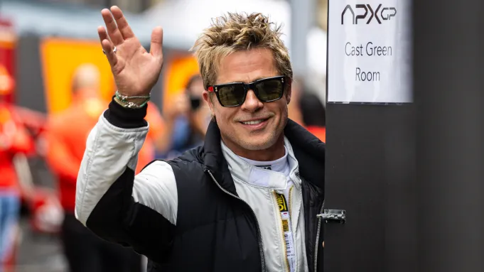 I veshur me kostumin e garave, Brad Pitt vazhdon xhirimet për “Formula1”