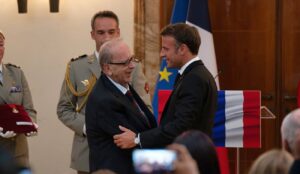 Presidenca franceze nderon Ismail Kadarenë: Jetoi dhe krijoi si njeri i lirë, në një vend që nuk ishte