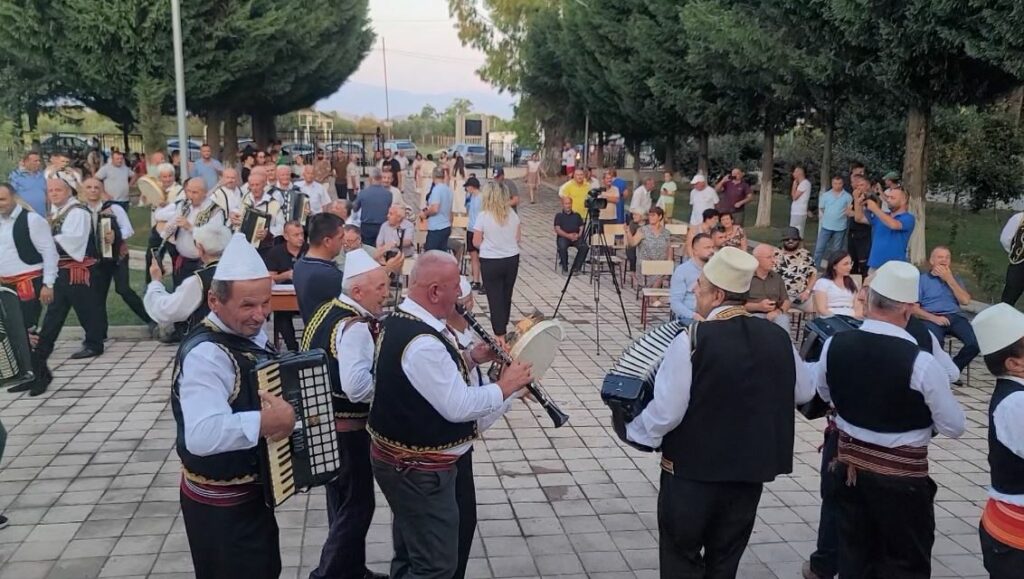 Kabaja Myzeqare bën bashkë artistët