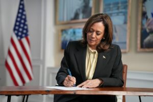 Kamala Harris shpall zyrtarisht kandidaturën