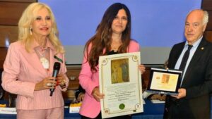 Ambasadorja e Shqipërisë në Vatikan, Majlinda Frangaj nderohet në Romë me Çmimin “Capitolino d’Oro”, Princi dhe Mjeshtri i Madh i Urdhrit të Maltës Fra John Dunlape e pret si ambasadore