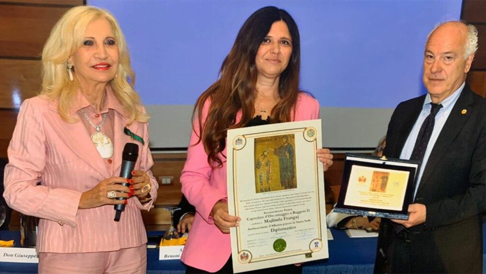 Ambasadorja e Shqipërisë në Vatikan, Majlinda Frangaj nderohet në Romë me Çmimin “Capitolino d’Oro”, Princi dhe Mjeshtri i Madh i Urdhrit të Maltës Fra John Dunlape e pret si ambasadore