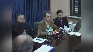 Ministri Bujar Nishani për pajisjen me pasaportat e reja identifikuese-(30 Janar 2009)