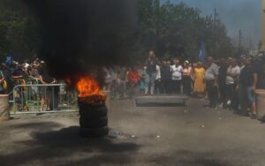 Opozita sërish protestë para Bashkisë së Tiranës, digjen goma dhe hidhen sende ndaj godinës