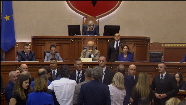 Kuvendi miraton ndryshimet në qeveri, votohen ministrat e rinj