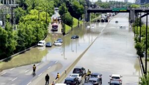 Toronto përfshihet nga përmbytjet, paralizohet transporti rrugor