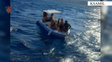 Iu këput timoni i varkës, shpëtohen 6 persona në mes të detit në Sarandë