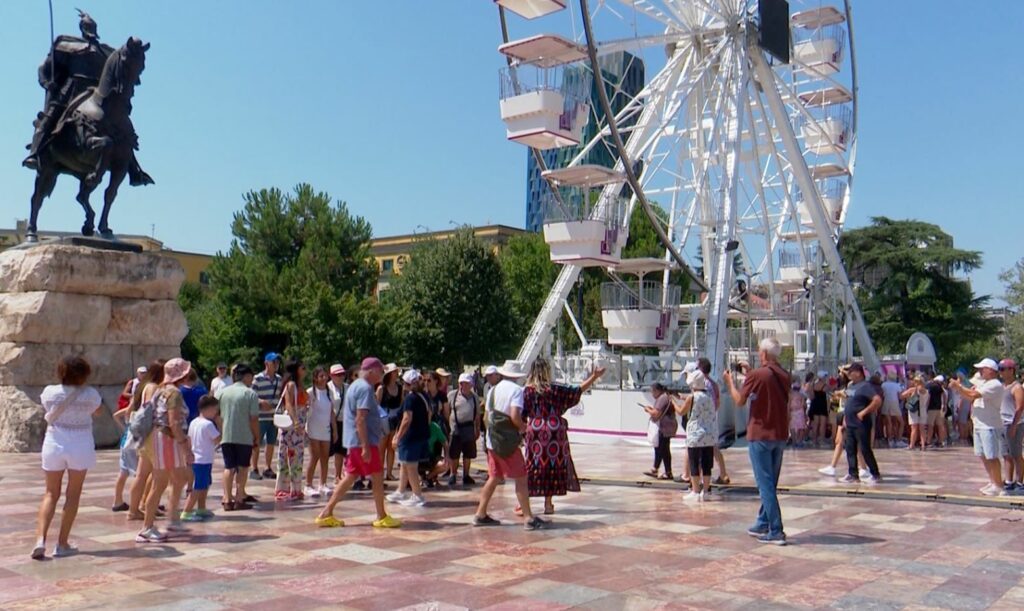 Dyfishohen vizitorët francezë në Shqipëri