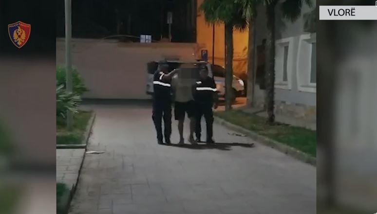 Vlorë/ Dhunuan një person dhe i dëmtuan automjetin, arrestohet 28-vjeçari, në kërkim xhaxhai i tij