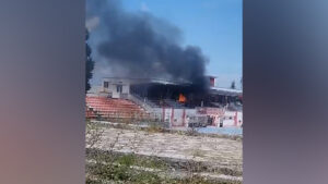 Përfshihet nga zjarri stadiumi i Korçës