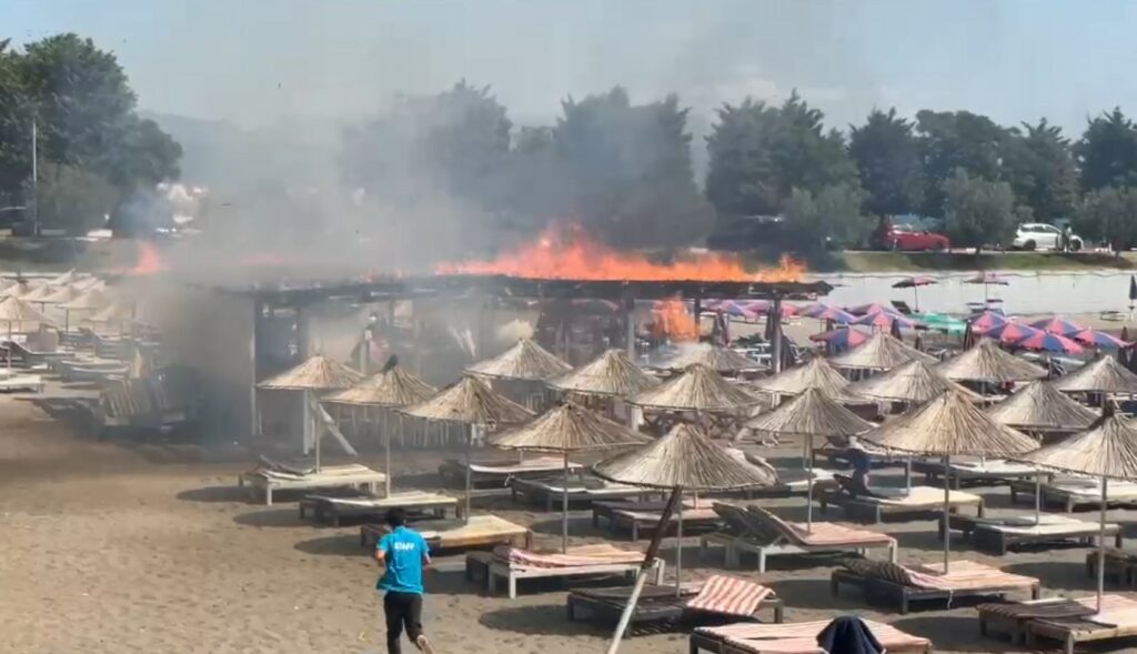 Situatë alarmante nga zjarri në Shëngjin, evakuohen banorë e pushues