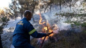 Vatra të mëdha zjarresh në Greqi
