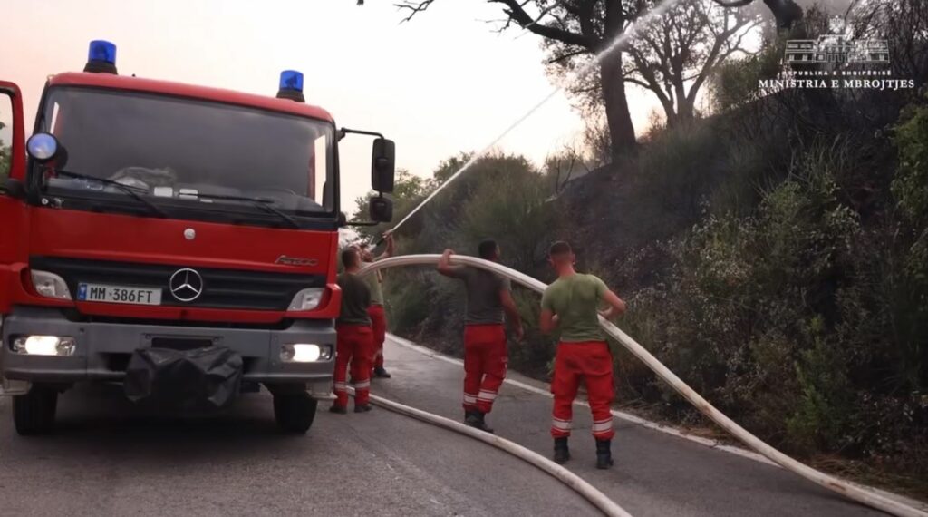 Mbeten aktive 2 vatra zjarri në Delvinë dhe Dropull