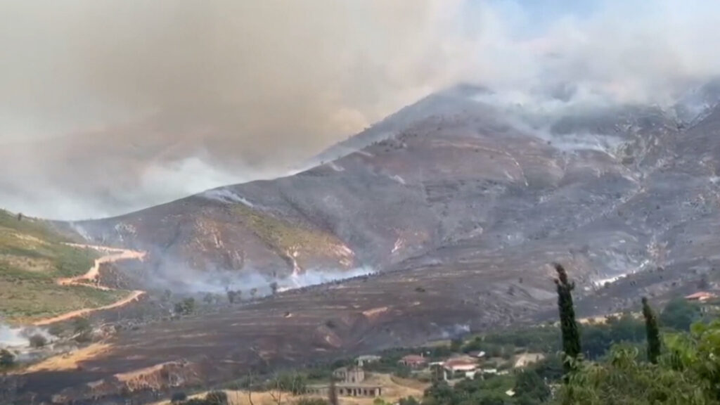 Situatë e rëndë nga zjarri në Finiq, rrezikojnë 2 fshatra