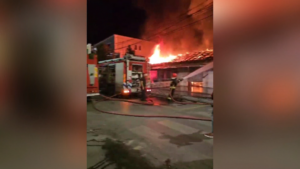 Zjarri djeg 5 dyqane në Kamzë