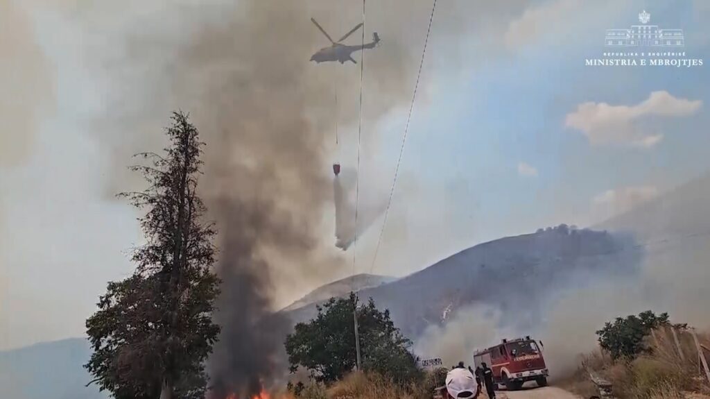 Përmirësohet situata nga zjarret në Dropull dhe Finiq. Greqia pritet të dërgojë 2 avionë zjarrfikës