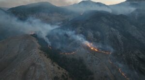 Zjarri në Shëngjin merr përmasa të frikshme/ Evakuohen turistët nga hotelet në zonën e Ranës së Hedhun