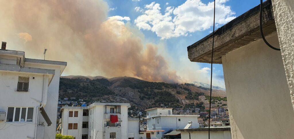 Zjarr në pishat e liqenit të Viroit, re të mëdha tymi mbulojnë qytetin e Gjirokastrës