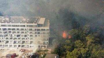 Zjarri në Shëngjin, Ministria e Mbrojtjes: Situatë problematike, pritet ndërhyrja nga dy avionë