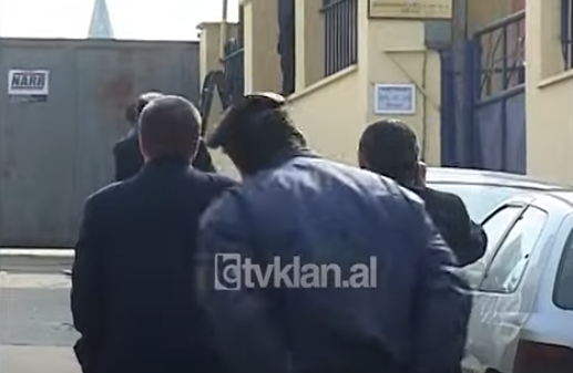 Konflikti për oborrin e Akademisë Marubi, shoqërohet në polici rektori Çashku &#8211; (24 Shkurt 2009)