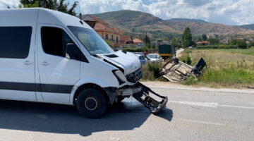 Përplasen dy automjete në aksin Korçë-Pogradec, njëra përfundon në kanal