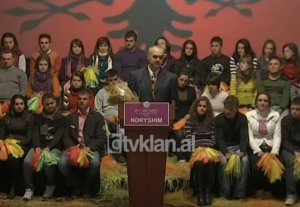 Edi Rama takim me qytetarët e Gramshit, premton rritje të buxhetit për fshatin &#8211; (19 Shkurt 2009)