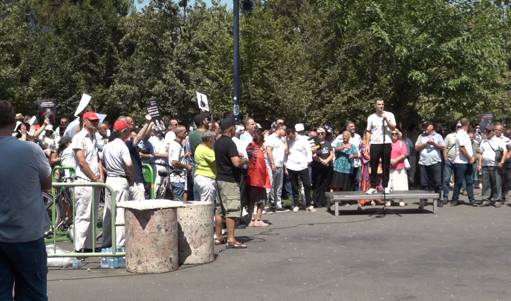 Opozita proteston sërish përpara bashkisë