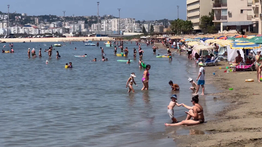 Dyndje pushuesish në plazhet e Durrësit në Gusht