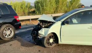 Aksident në aksin Lezhë-Shkodër, makina del nga rruga dhe përplaset me barrierat anësore (Video)