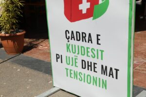 Çadra në Tiranë për kujdes nga i nxehti