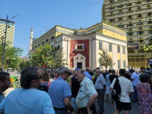 Opozita proteston përsëri para Bashkisë së Tiranës