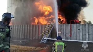 Sulme me dronë, dy depo nafte përfshihen nga zjarri në Rusi