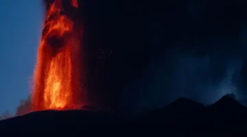 Etna ofron shfaqje spektakolare/ Vullkani rinis aktivitetin pas 4 vitesh