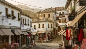 Gjirokastra, në krye të qarqeve për rënien e lindjeve