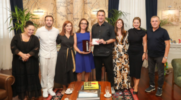 Erion Veliaj nderon artisten Ermonela Jaho me “Kullën e Sahatit”: Mirënjohës që je imazh i Shqipërisë