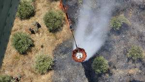 Situatë e vështirë nga zjarret në disa zona, ministri Vengu ndjek operacionin në Finiq: Prioritet jetët e njerëzve