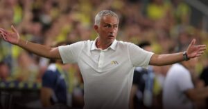 Mourinho nuk ndryshon kurrë, përplaset sërish me arbitrat