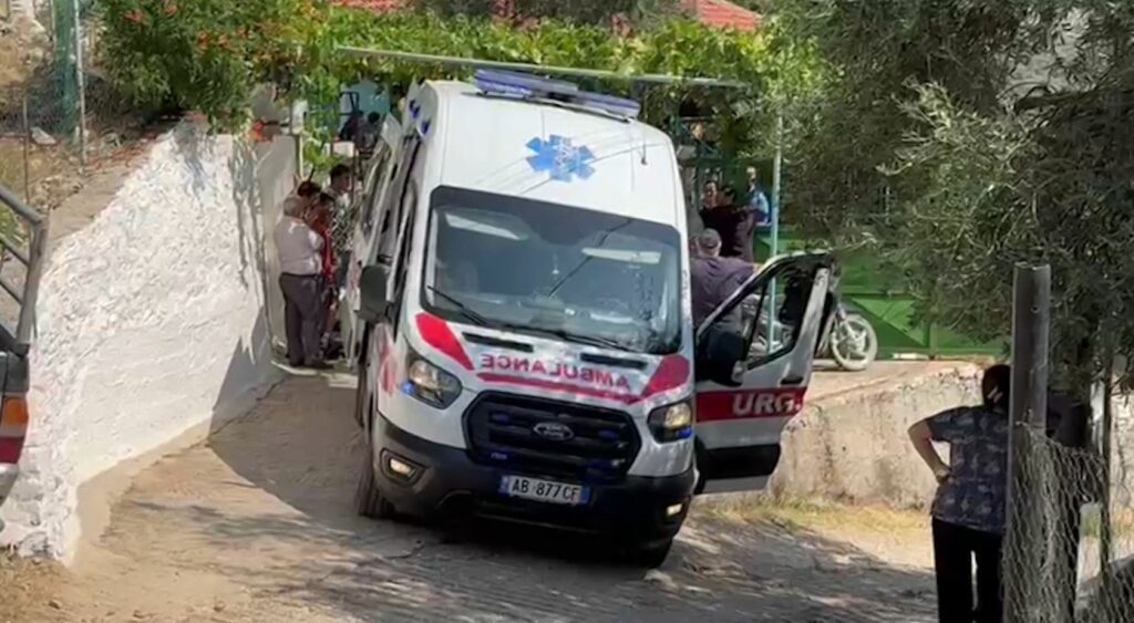 Dy të vrarë brenda një familjeje në Konispol. Burri goditi me sëpatë gruan, më pas djali e hodhi nga shkallët