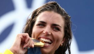 Pse olimpistët kafshojnë medaljet e arta?