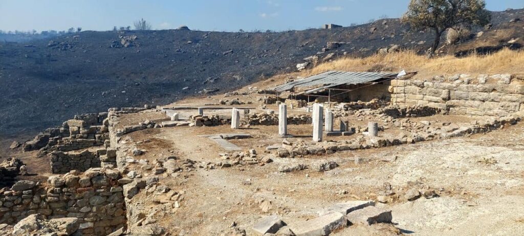 Parku Arkeologjik i Finiqit u rrezikua nga zjarri, ministri Gonxhja: Asnjë monument nuk është prekur