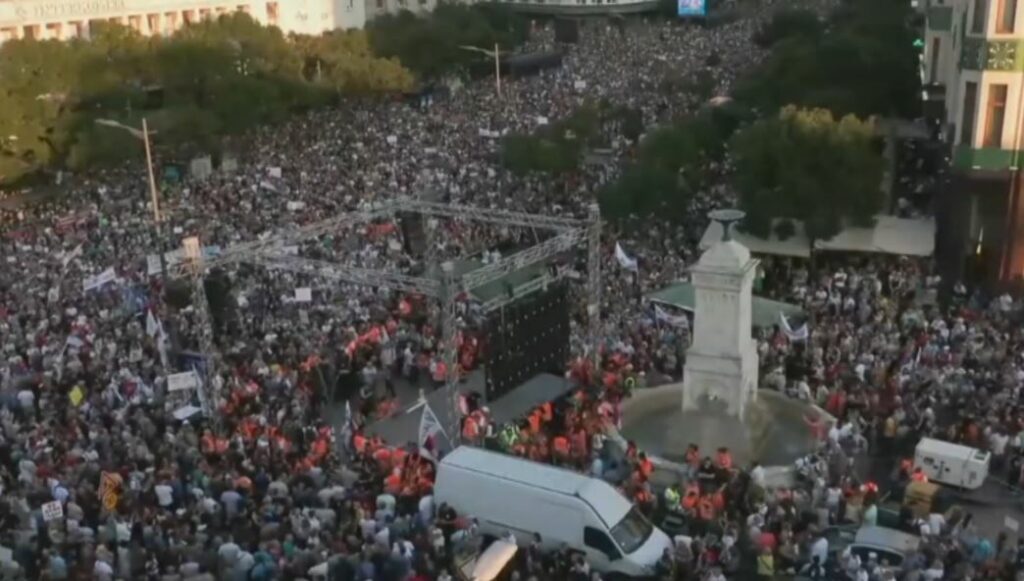 Mijëra njerëz në protestë në Beograd/ Kundërshtohet rihapja e minierave të litiumit