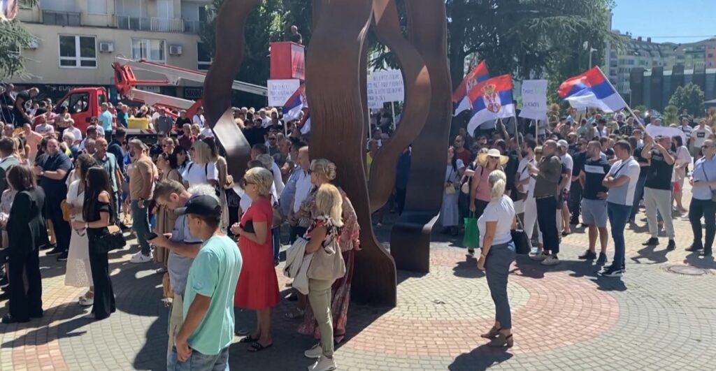 Serbët në Kosovë protestojnë kundër mbylljes së postës dhe hapjes së urës