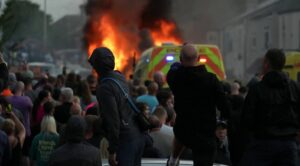 Protesta të dhunshme në Britaninë e Madhe. U nxitën nga lajmet e rreme, lëndohen 3 policë