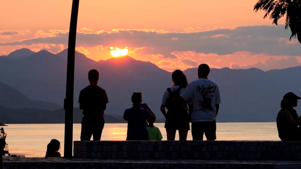 Shiroka pret turistë nga e gjithë bota