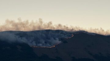 Del jashtë kontrollit zjarri në Pustec, ‘kërcënon’ doganën e Goricës